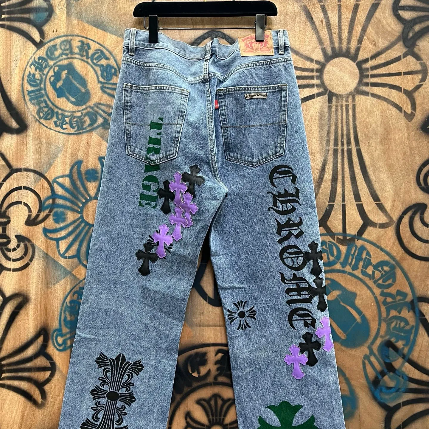 P610 Chrome Hearts Limited Series New City Limited Jeans Chrome Hearts City Limited Jeans vintage levis American made 501 505 517 base remake Levi's American 501 base imported sheepskin 925 silver remake Customers provide waist and pants length or height and weight. The studio will select the most suitable base for you to remake. There are many people doing remakes in the market. Don't belittle or comment. The difference is visible to the naked eye. See and compare for yourself #CHROME HEARTS Unisex style